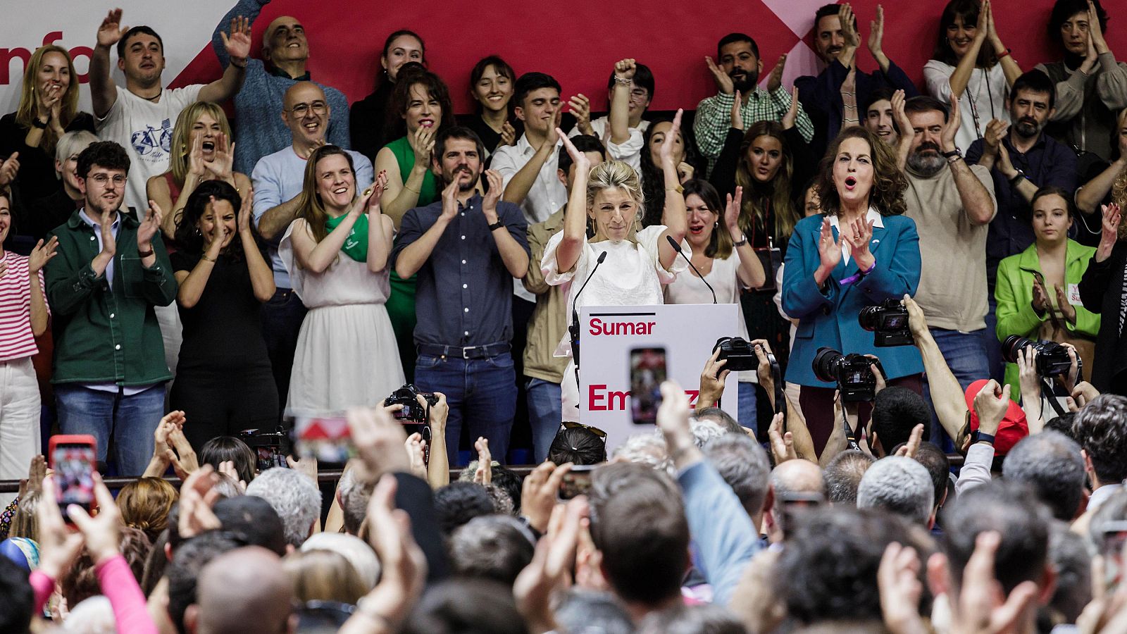 Yolanda Díaz interviene durante el acto 'Empieza todo' de Sumar, en el polideportivo Antonio Magariños de Madrid, a 2 de abril de 2023.