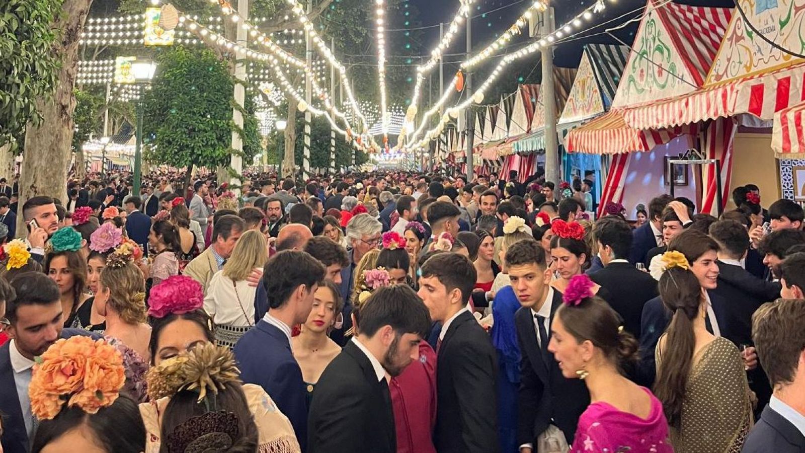 Noche de martes de Feria en una calle del Real atestada de gente