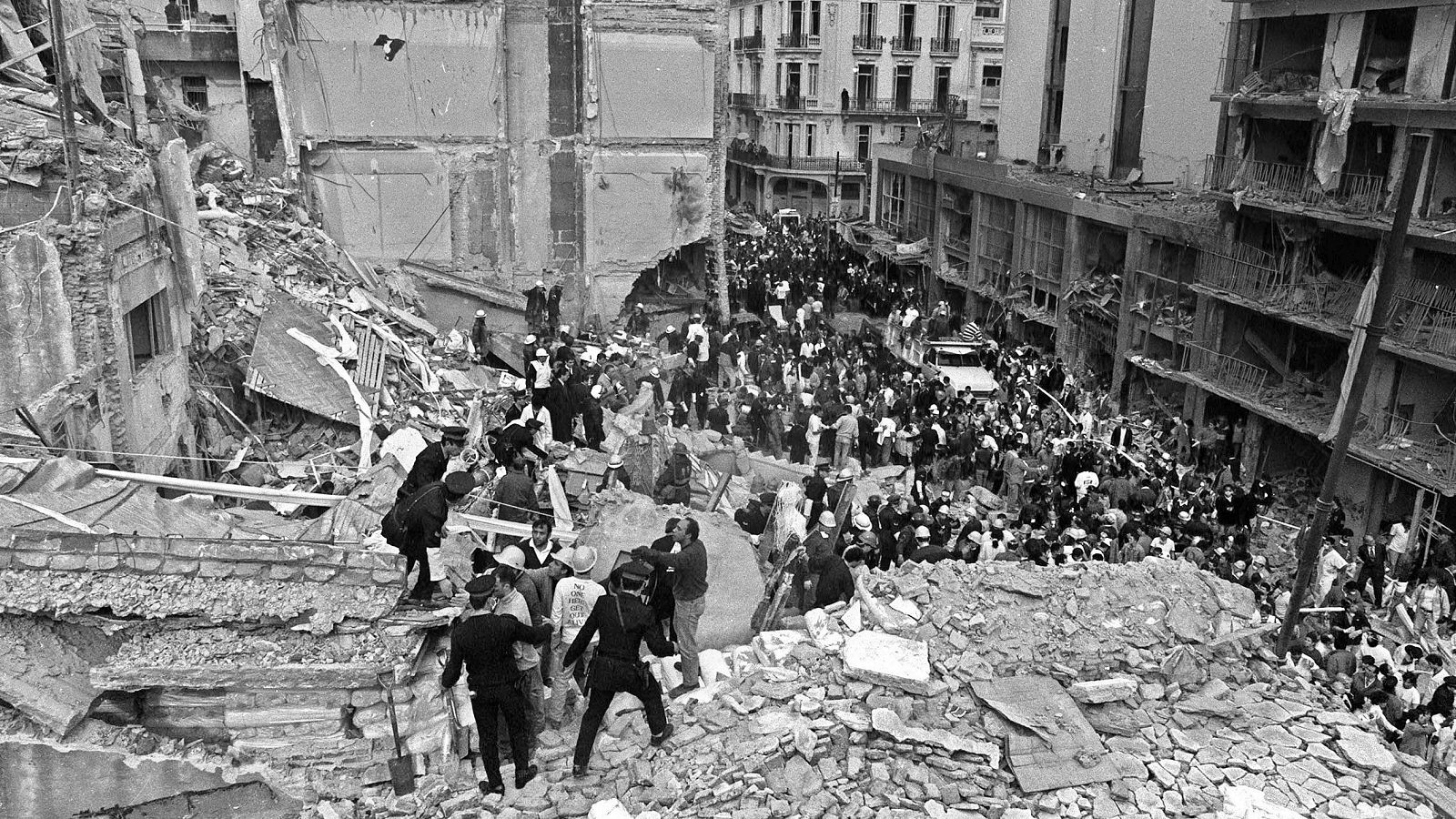 La explosión de una bomba en la Asociación Mutual Israelita Argentina (AMIA) en Buenos Aires, en1994.