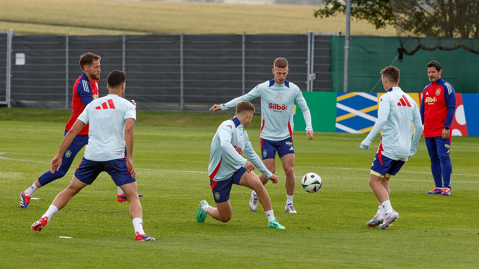 Los jugadores suplentes de España se ejercitan en Donaueschingen.