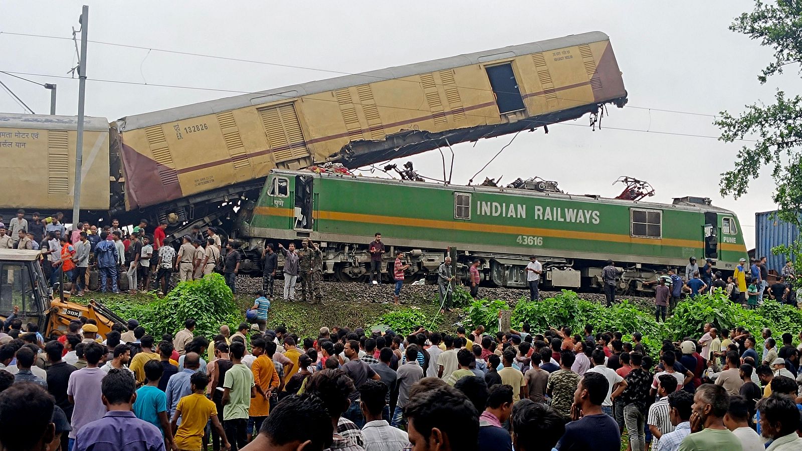 Un tren de mercancías choca contra un vagón de pasajeros en el noreste de la India