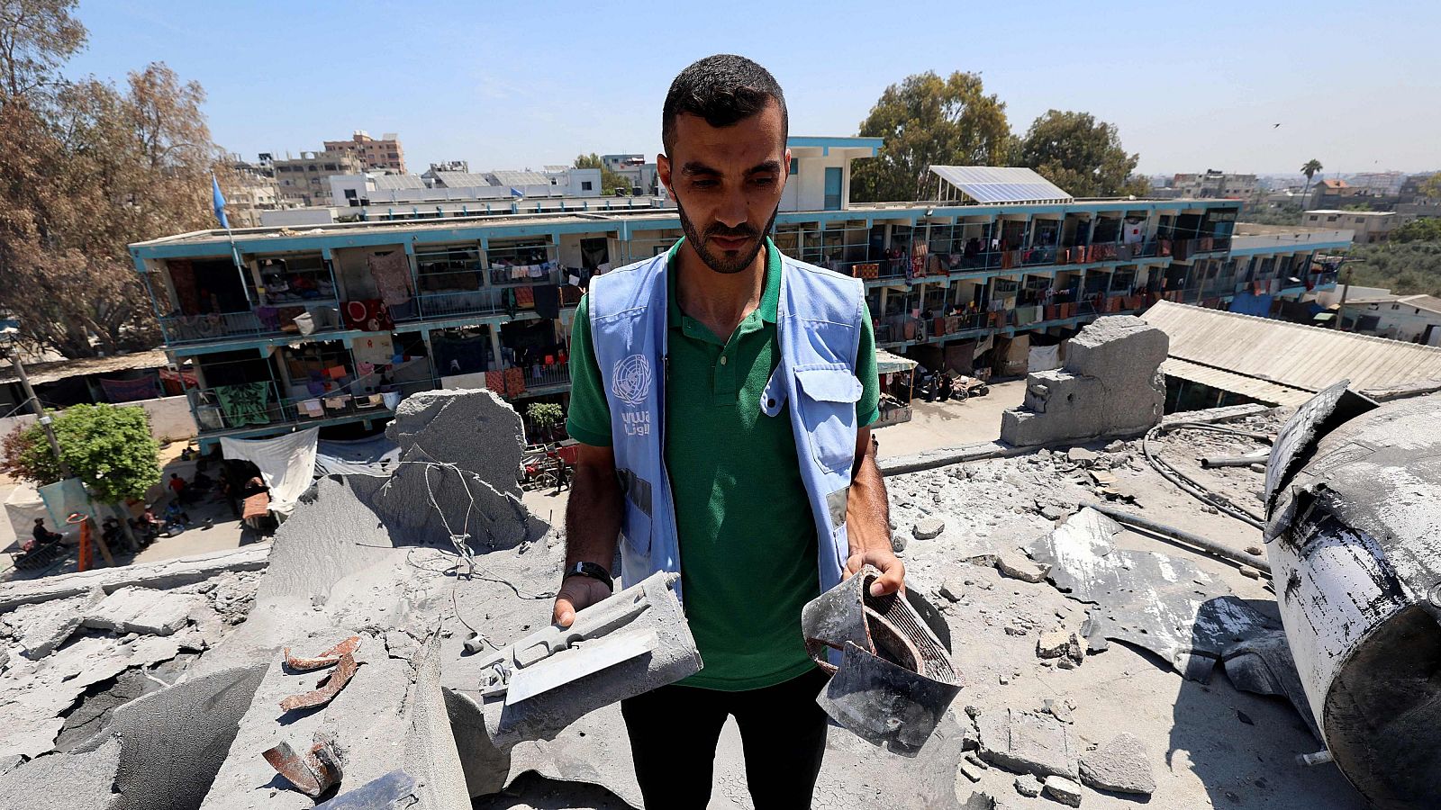 Un trabajador de UNRWA visita un colegio administrado por la propia organización en el campo de Nuseirat, en Gaza, que fue destruido en un ataque de Israel.