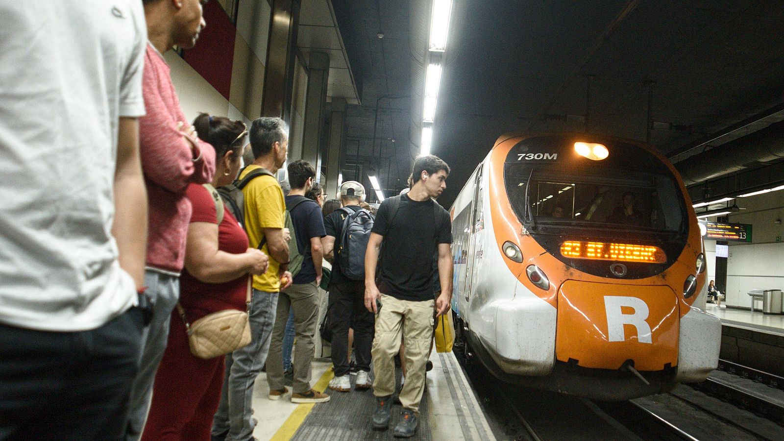 Rodalies recupera el servicio habitual tras el robo de cobre en el 12M: Pasajeros esperando a los trenes de Renfe Rodalies, a 17 de junio de 2024, en Barcelona