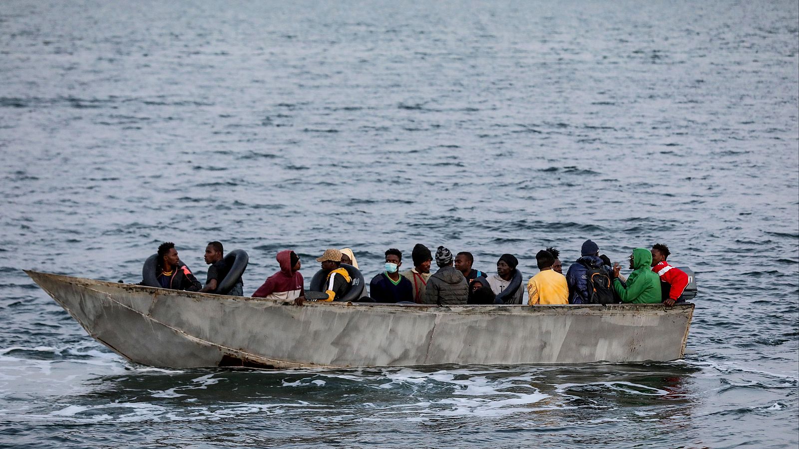 Un cayuco de migrantes irregulares en el Mediterráneo que fueron rescatados por la guardia costera de Túnez.