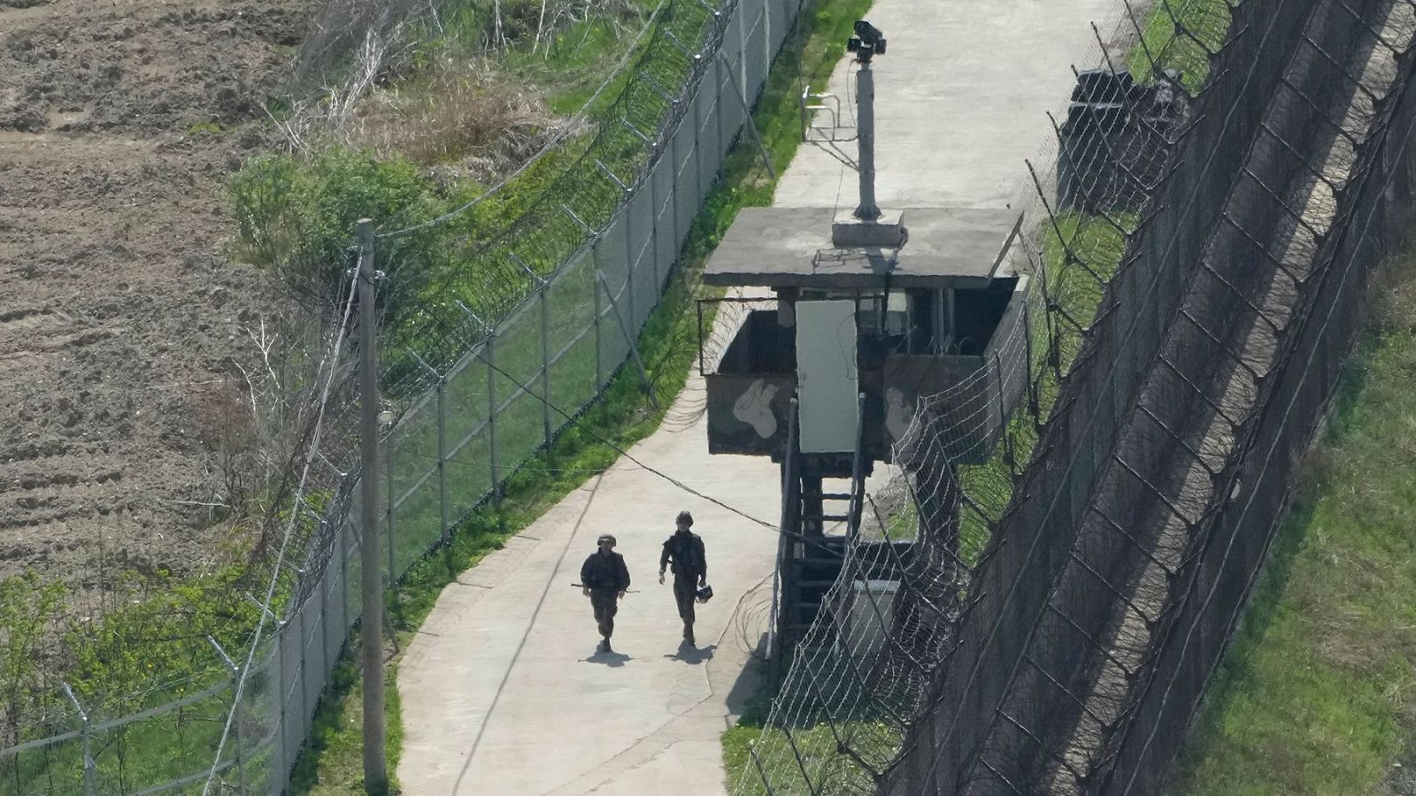 Soldados del Ejército surcoreano patrullan cerca de la frontera con Corea del Norte