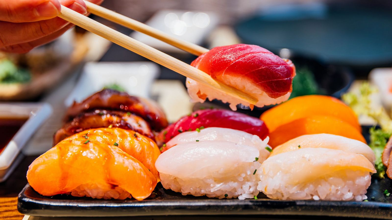 La forma más fácil de hacer sushi con una huevera de cartón