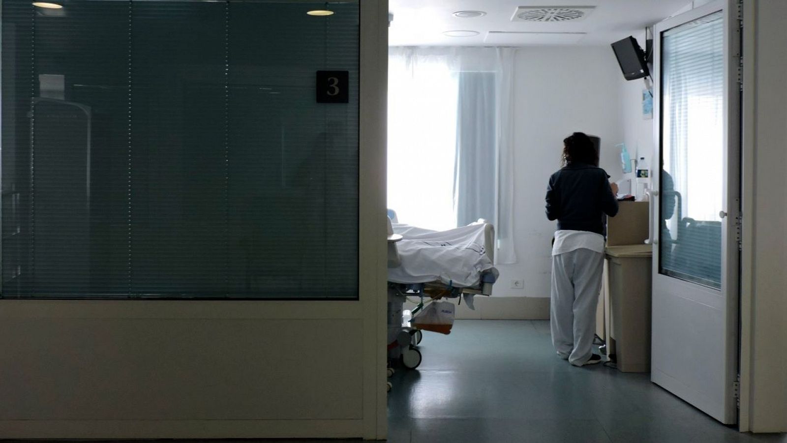 Red de vigilancia Salud Pública:  una enfermera atiende un paciente en el Hospital Universitario de Canarias