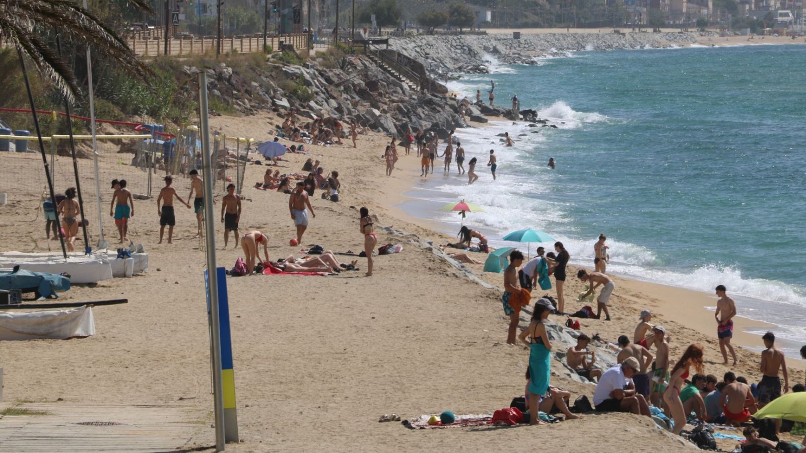 Les platges del litoral barceloní posen en marxa la temporada d'estiu amb menys espai a causa dels temporals.