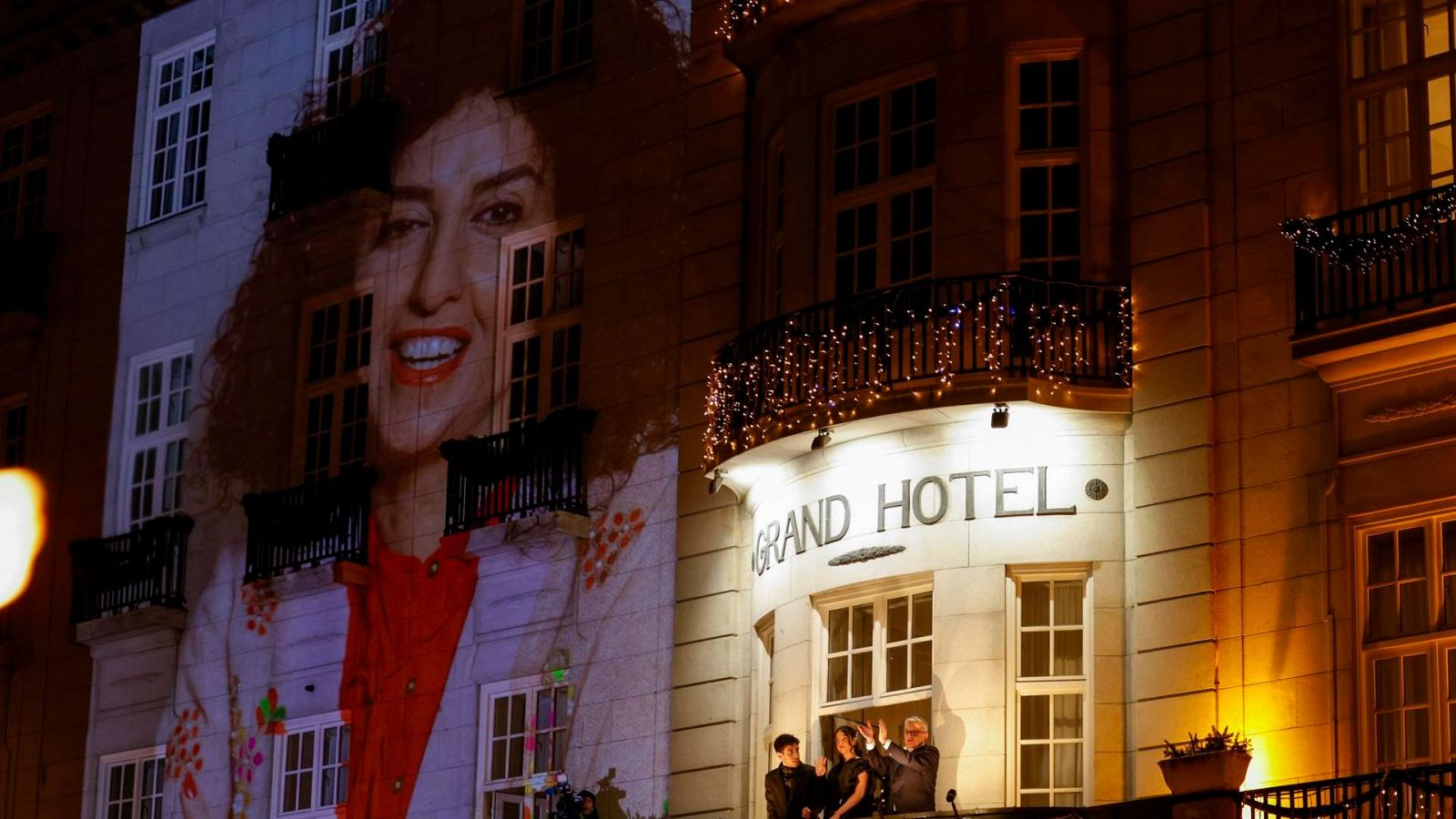 Mohammadi es proyectada en la fachada del Grand Hotel durante la entrega de su Premio Nobel