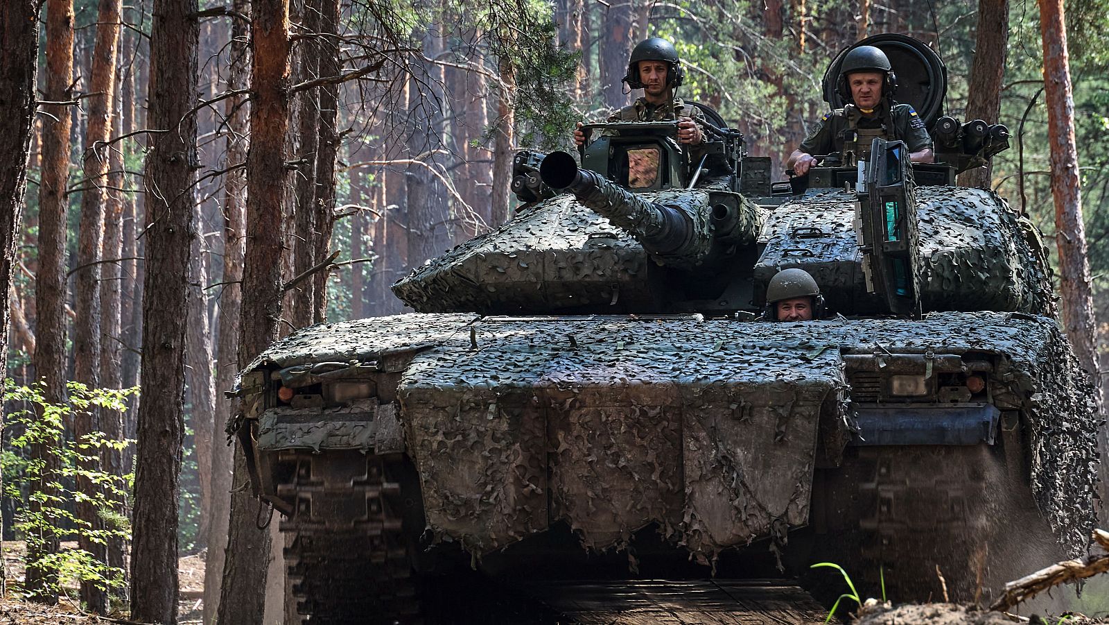 Militares ucranianos de la 57ª Brigada Motorizada sobre un tanque durante labores de reagrupamiento