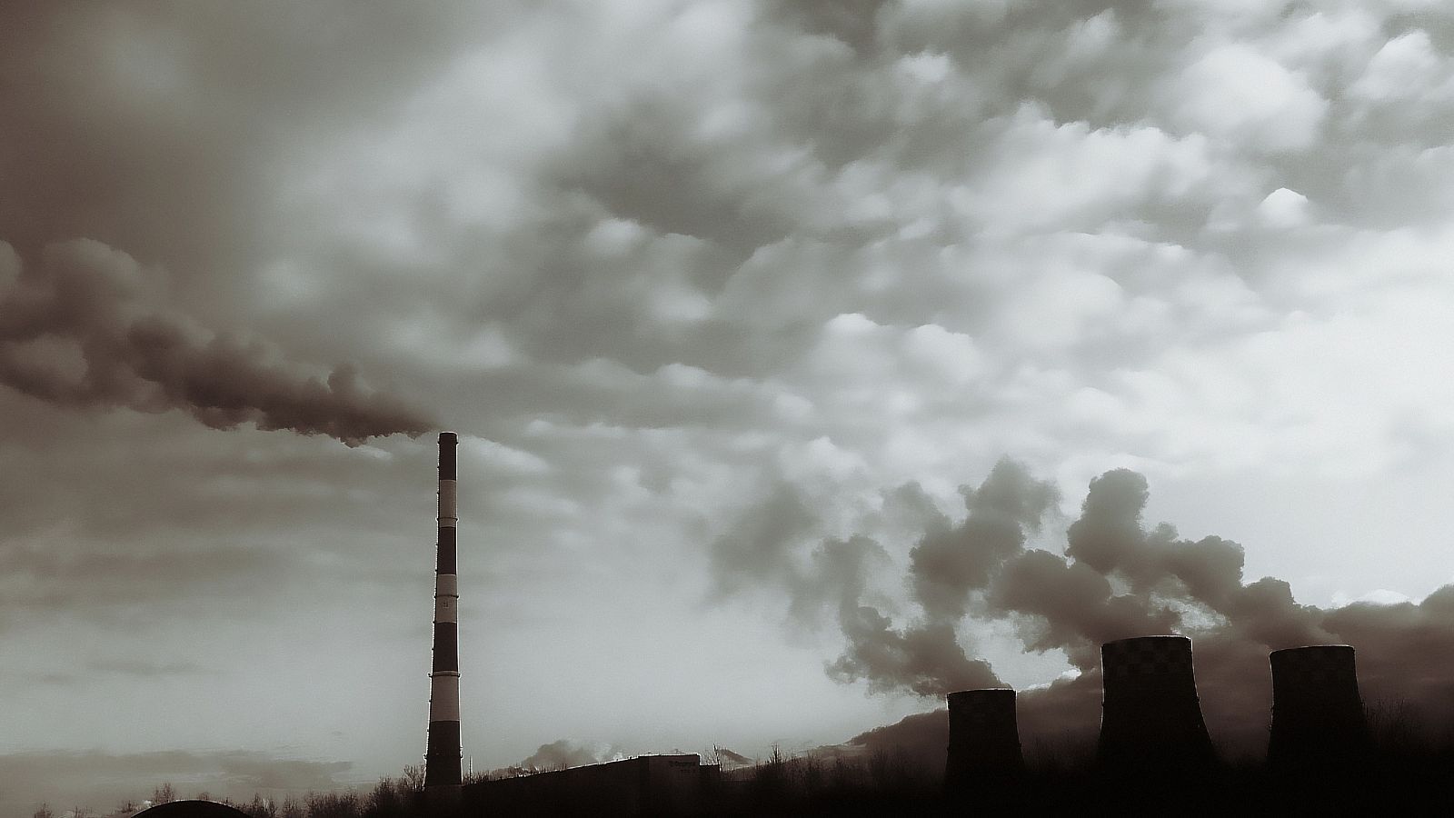 Columnas de humo salen de varias chimeneas industriales en una imagen de archivo