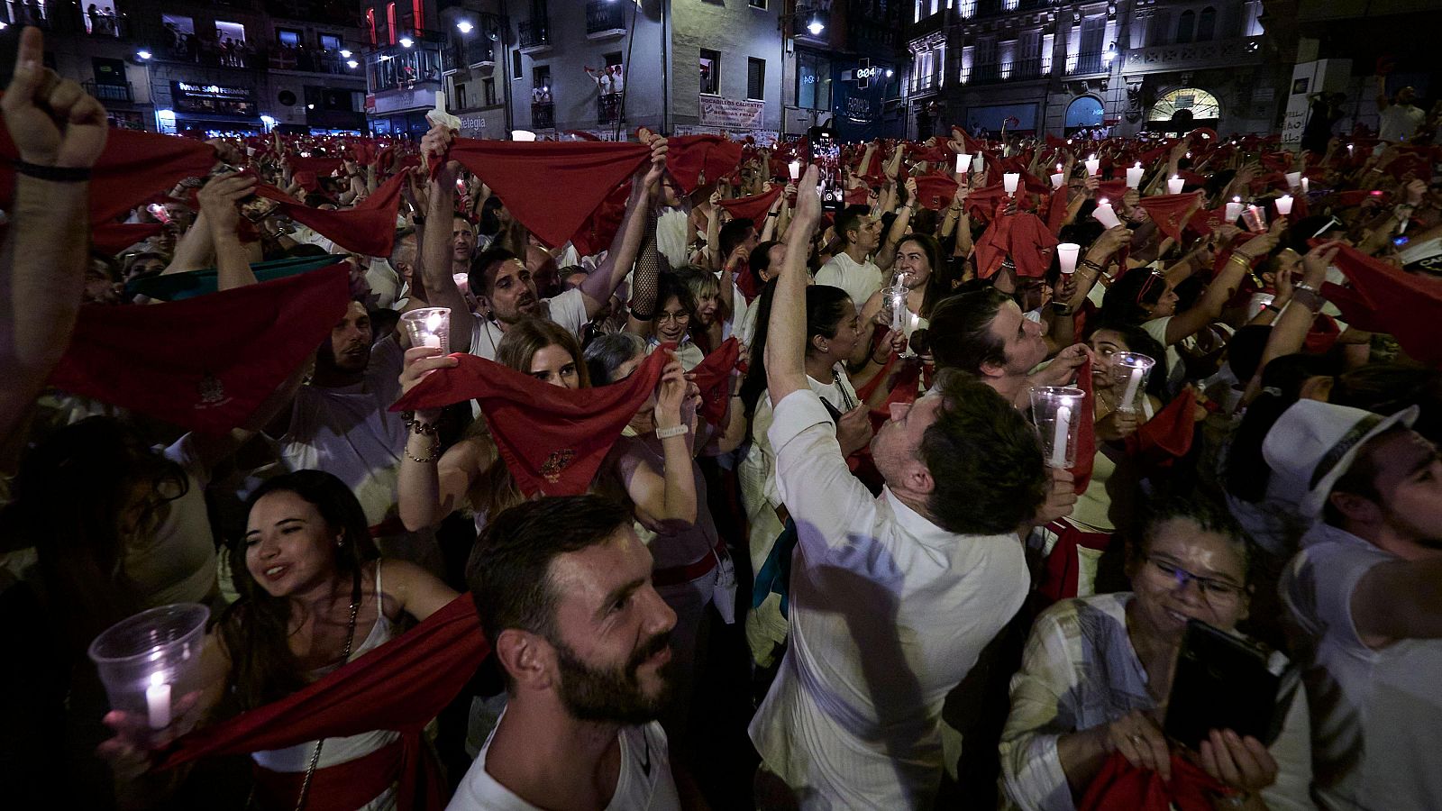 Final de las fiestas de San Fermín con el "Pobre de mí" en Pamplona