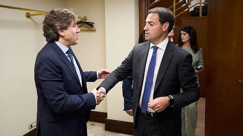 Andueza y Pradales tras sellar el pacto del PSE y el PNV para formar un gobierno de coalición en el País Vasco.