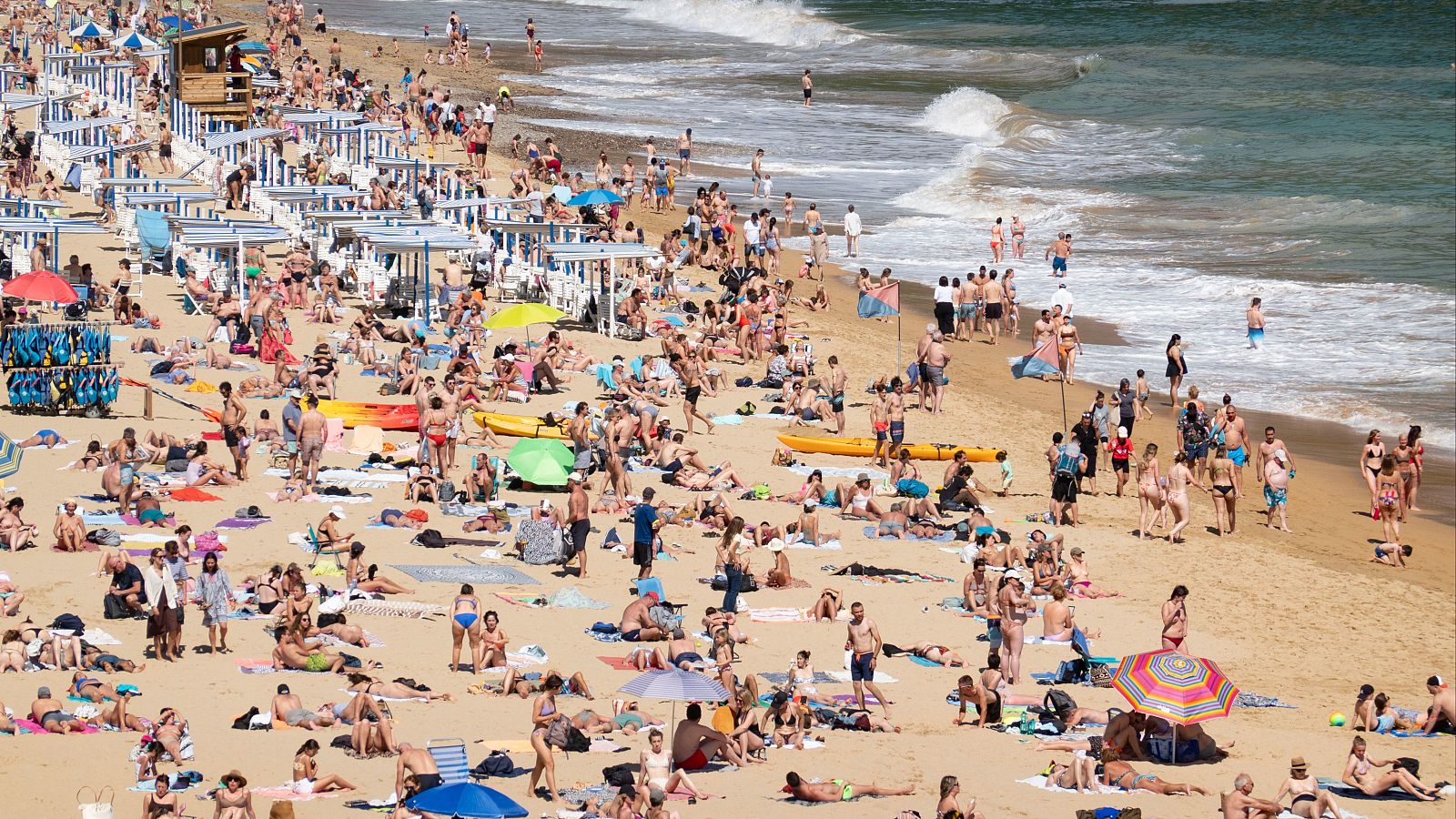 Los turistas extranjeros prefieren cada vez más destinos del norte de España como esta playa de San Sebastián