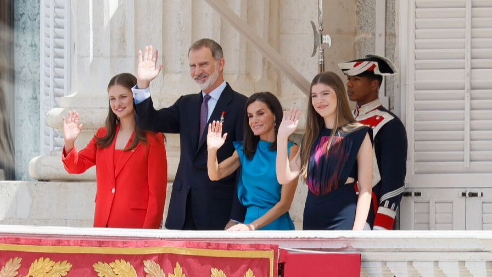 Los reyes, Felipe y Letizia, en una imagen de archivo junto a sus hijas, Leonor y Sofía