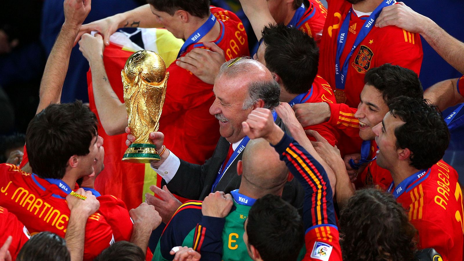 Mundial 2010: El entrenador Vicente del Bosque con la Copa del Mundo