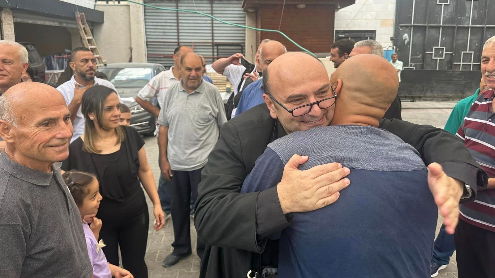 El cura católico de Gaza, Gabriel Romanelli, a su regreso a la parroquia de la Sagrada Familia tras siete meses sin poder entrar en la Franja