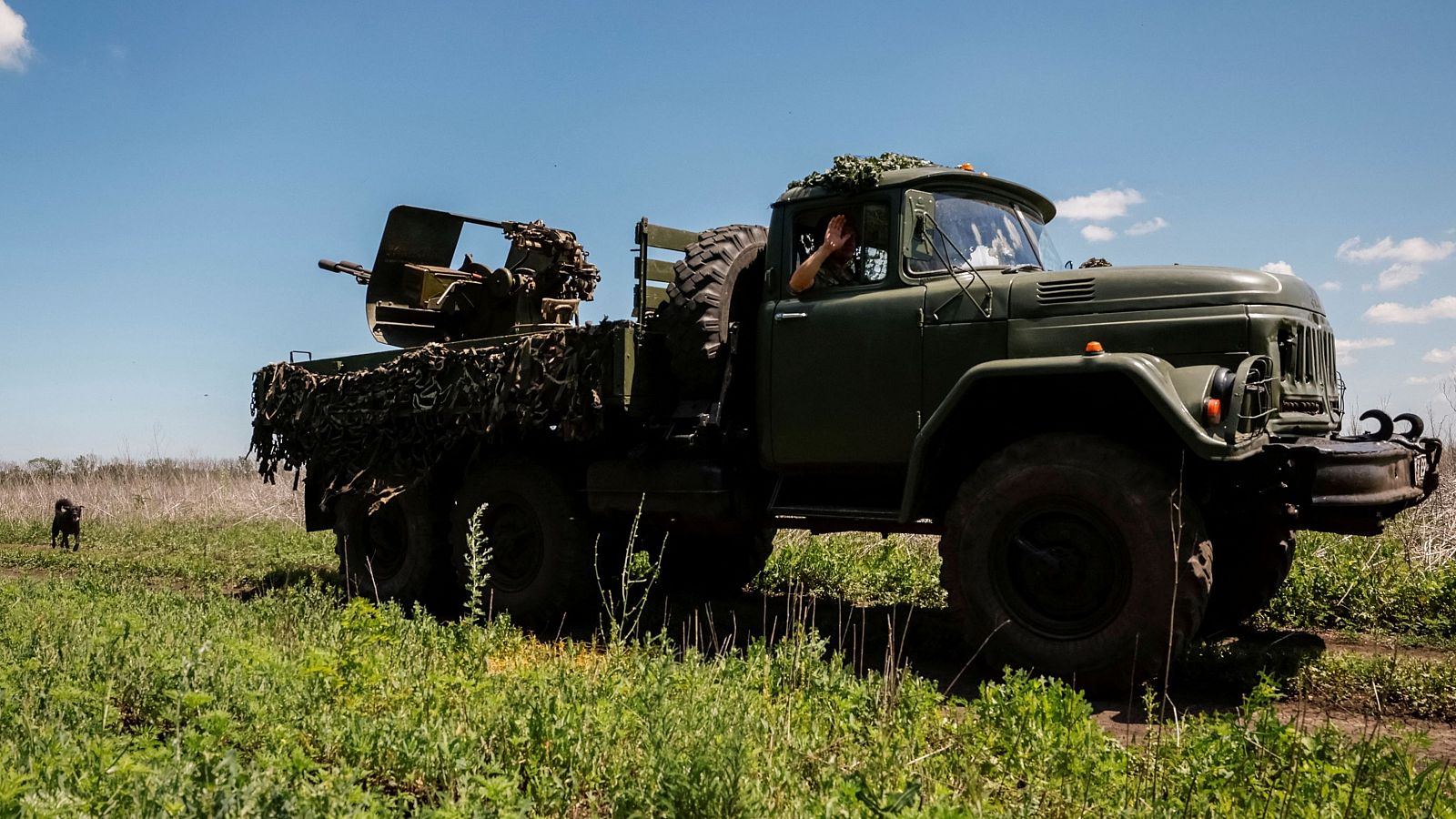 Militares ucranianos de la 30ª Brigada Mecanizada Separada Príncipe Kostiantyn Ostrozkyi conducen un vehículo militar con un cañón antiaéreo ZU-23-2