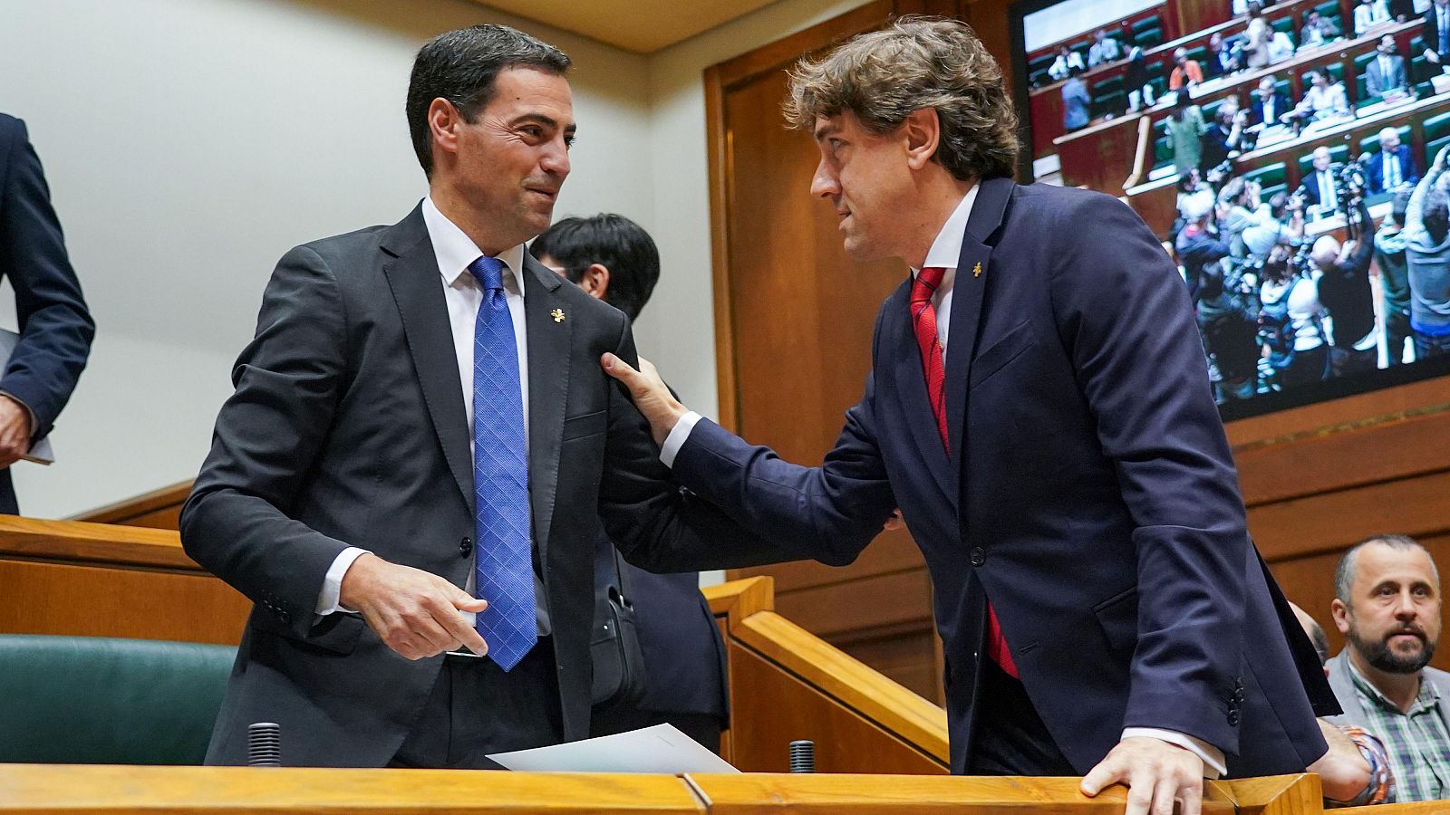 El nuevo lehendakari, Imanol Padrales, recibe el saludo de su socio de gobierno, el socialista Eneko Andueza.