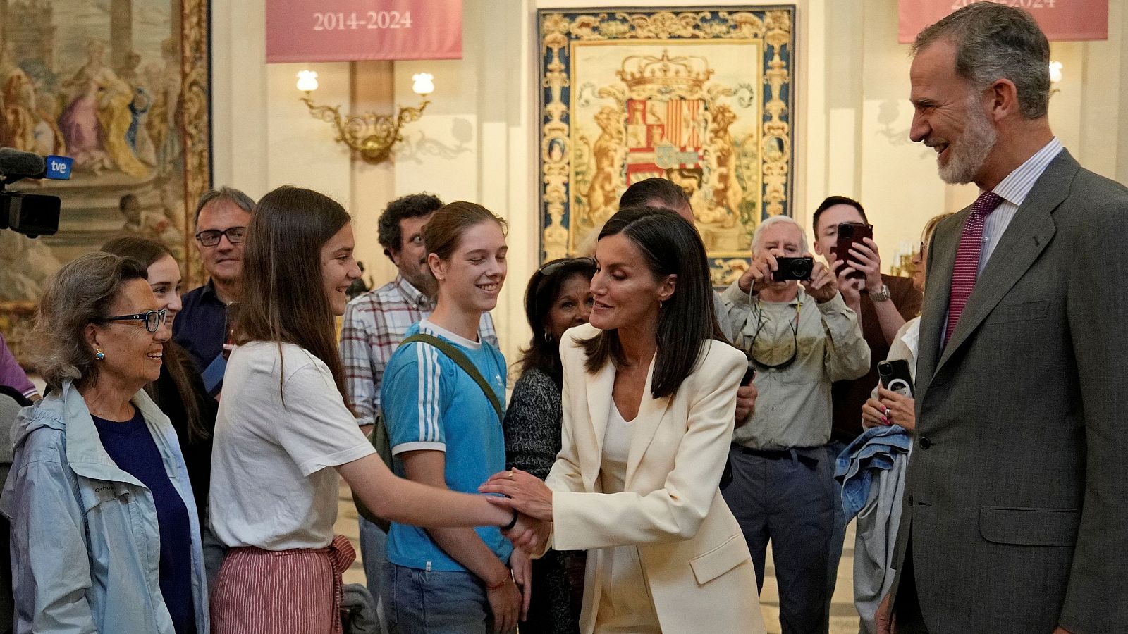 Los reyes reciben a los turistas del Palacio Real tras inaugurar una exposición de fotos