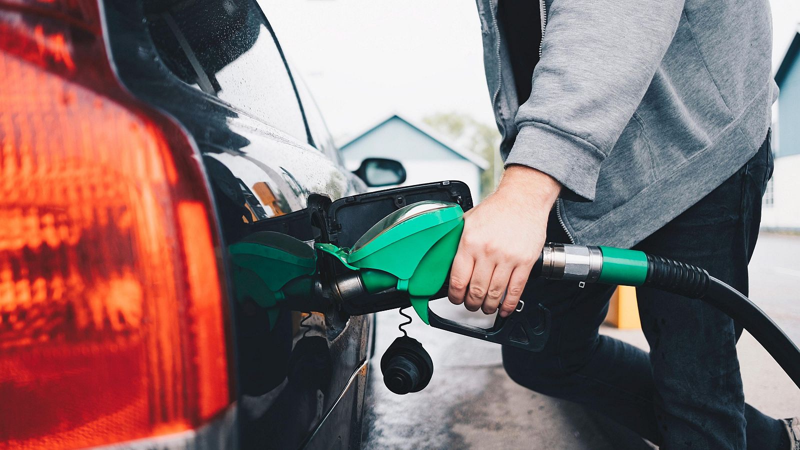 Los carburantes siguen bajando a las puertas de la primera operación salida del verano