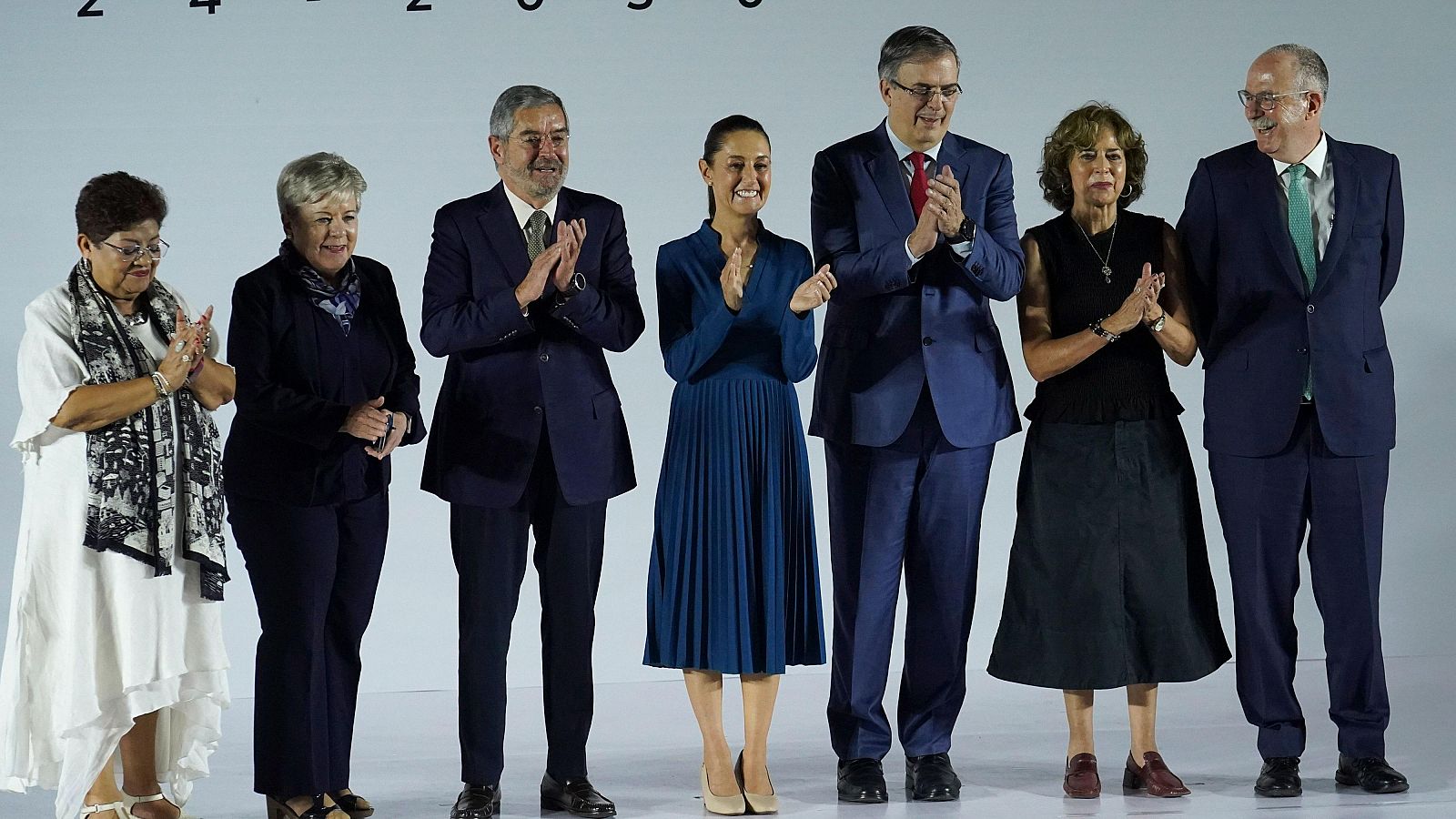 La presidenta Claudia Sheinbaum nombra un gabinete paritario para su nuevo gobierno en México