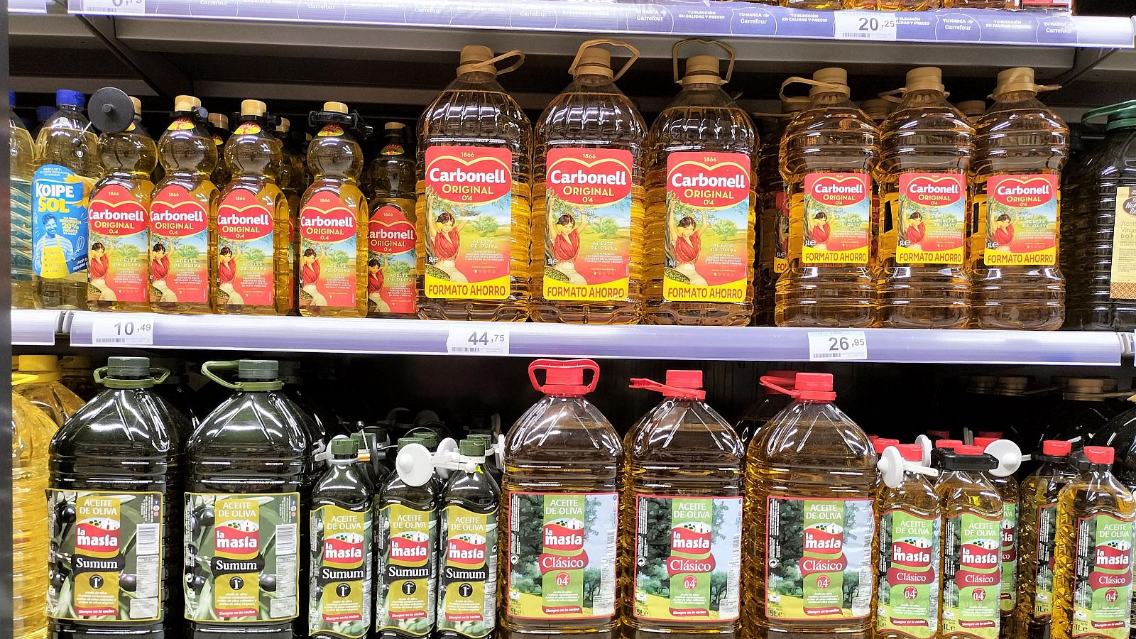 Ampolles d'oli d'oliva en el lineal d'un supermercat