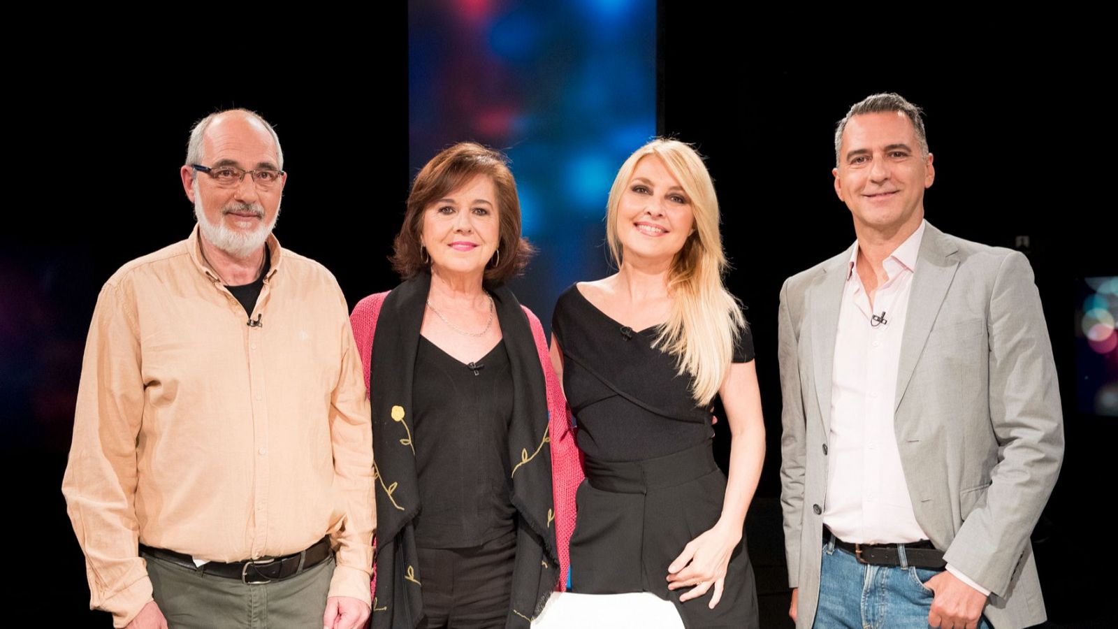 Eva Montero, Juanjo Escudero y Javi Martín, con Cayetnaa Guillén Cuervo, en el plató de 'Versión española'