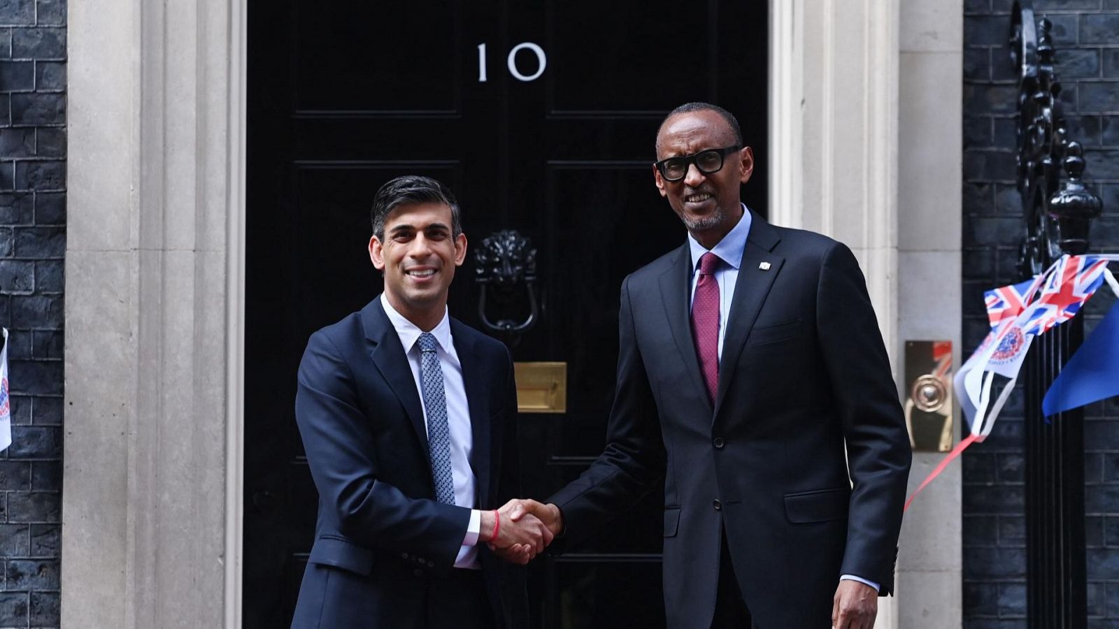 Rishi Sunak, primer ministro británico, y Paul Kagame, presidente de Ruanda