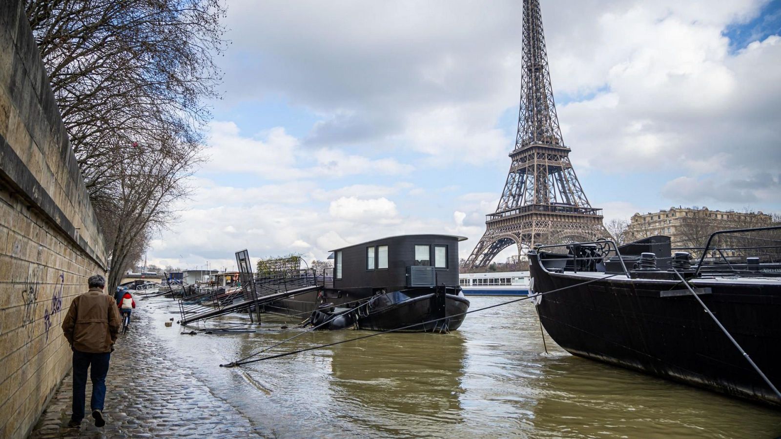 Ciudadanos franceses pasean junto a un Sena desbordado por las inundaciones