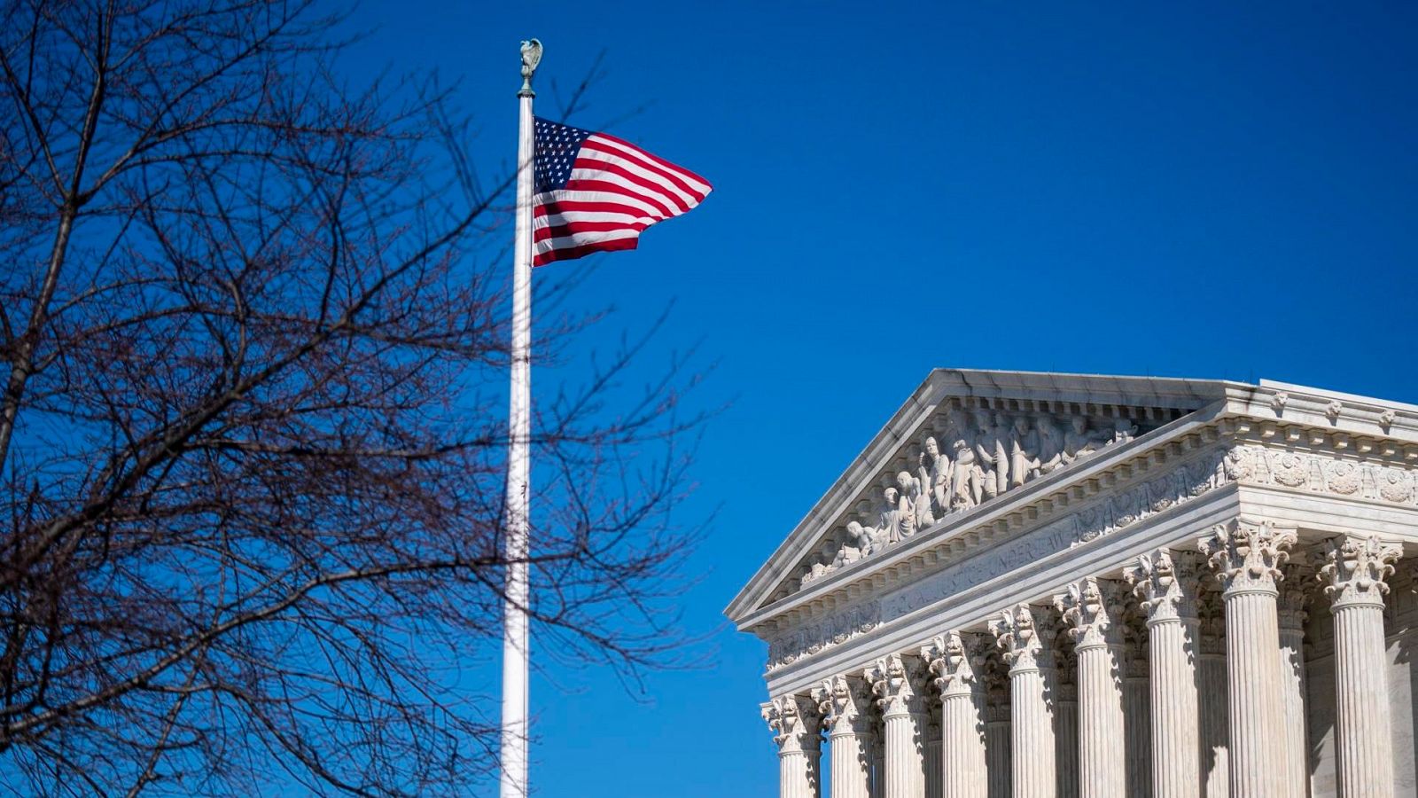 La bandera estadounidense ondea frente al edificio del Tribunal Supremo