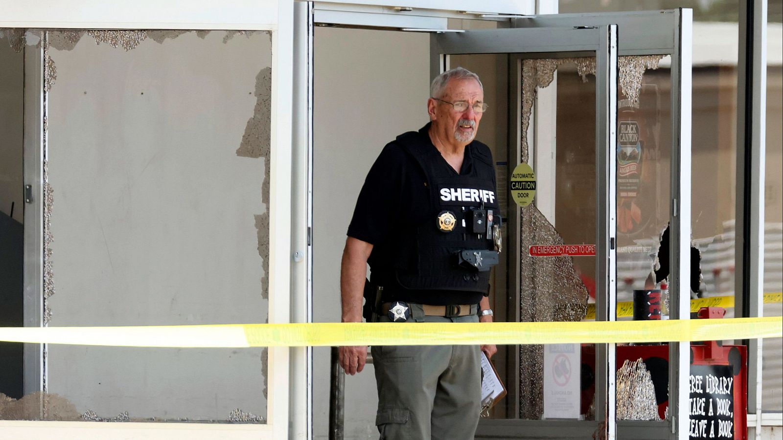 Agentes trabajan en un tiroteo en la tienda de comestibles Mad Butcher en Fordyce, Arkansas.