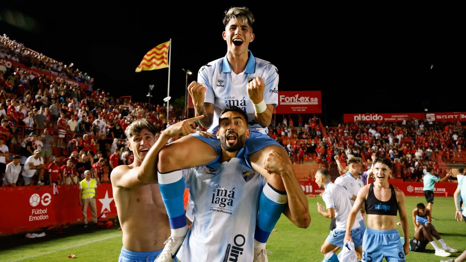 Los jugadores del Málaga celebran el ascenso a Segunda