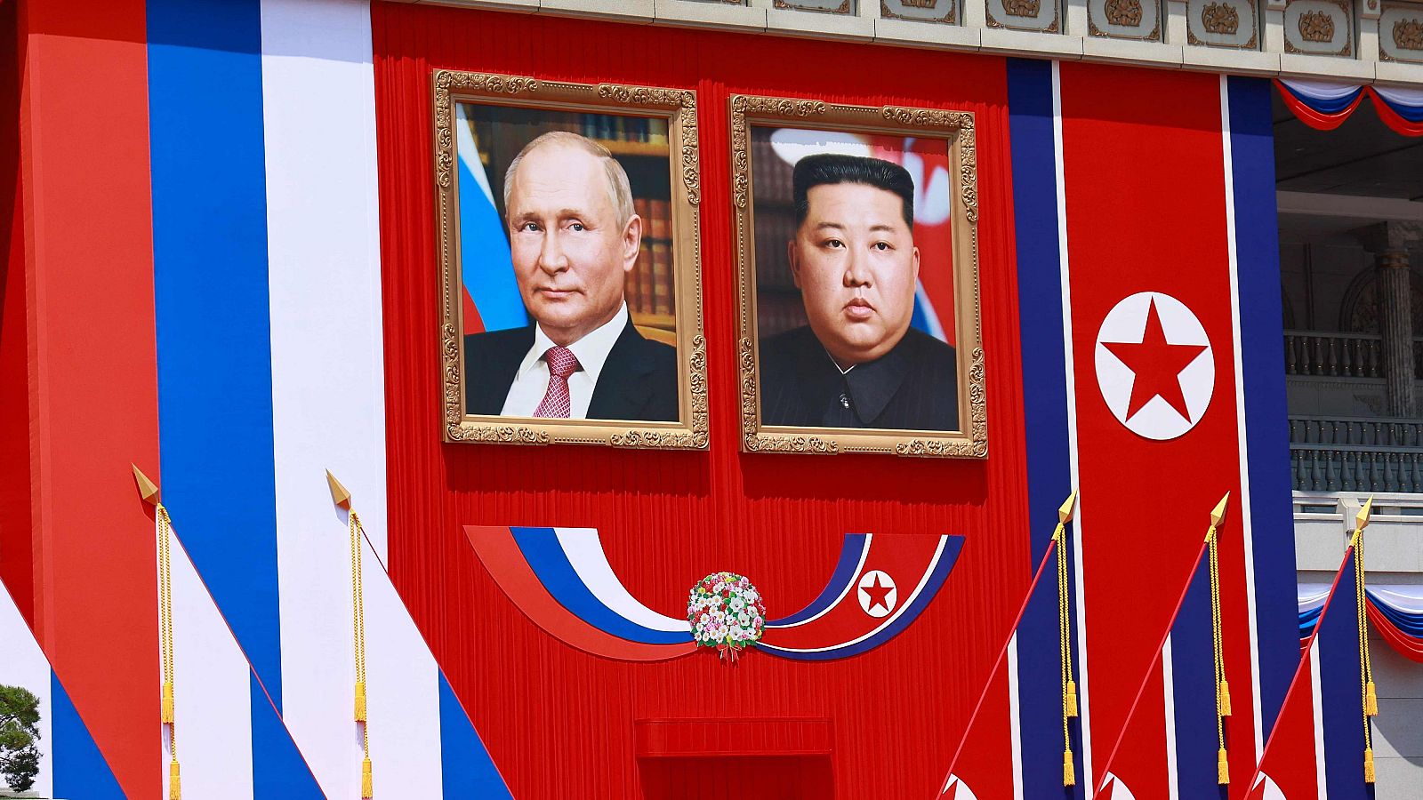 Una fotografía del presidente ruso, Vladímir Putin, junto a otra del líder de Corea del Norte, Kim Jong Un