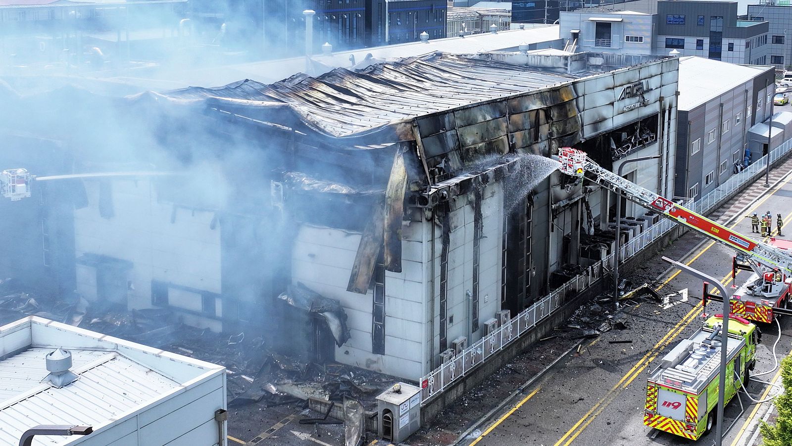 Mueren más de 20 personas en un incendio en una fábrica de baterías Corea del Sur