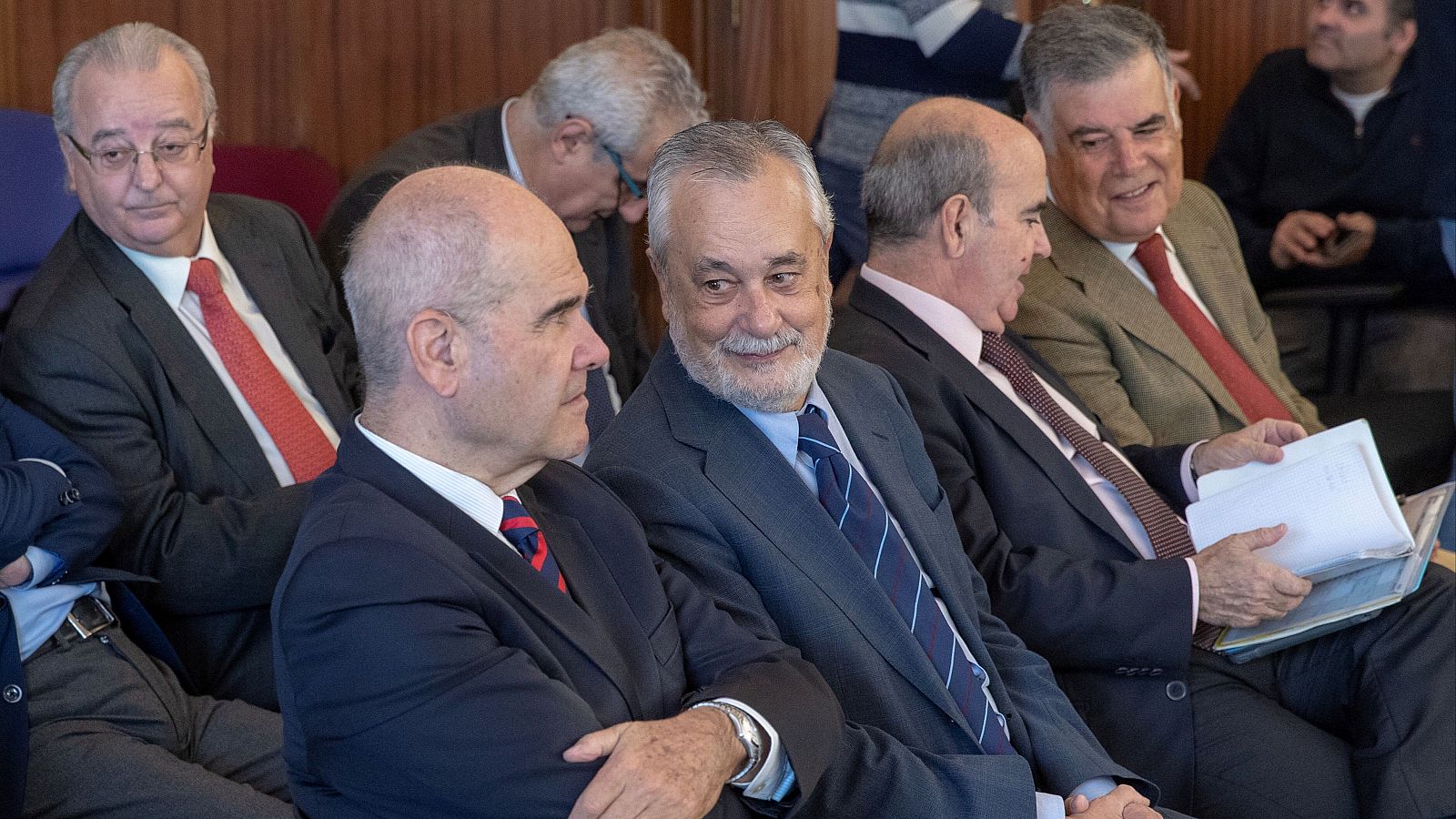 Los expresidentes Manuel Chaves (i) y José Antonio Griñán (2i) en la Audiencia de Sevilla durante el jucicio del 'caso ERE'