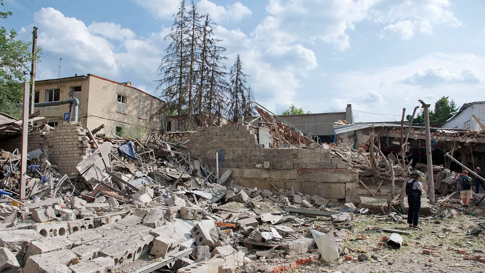 Ucrania apela a los socios occidentales ante ataques con bombas áreas rusas contra Járkov.