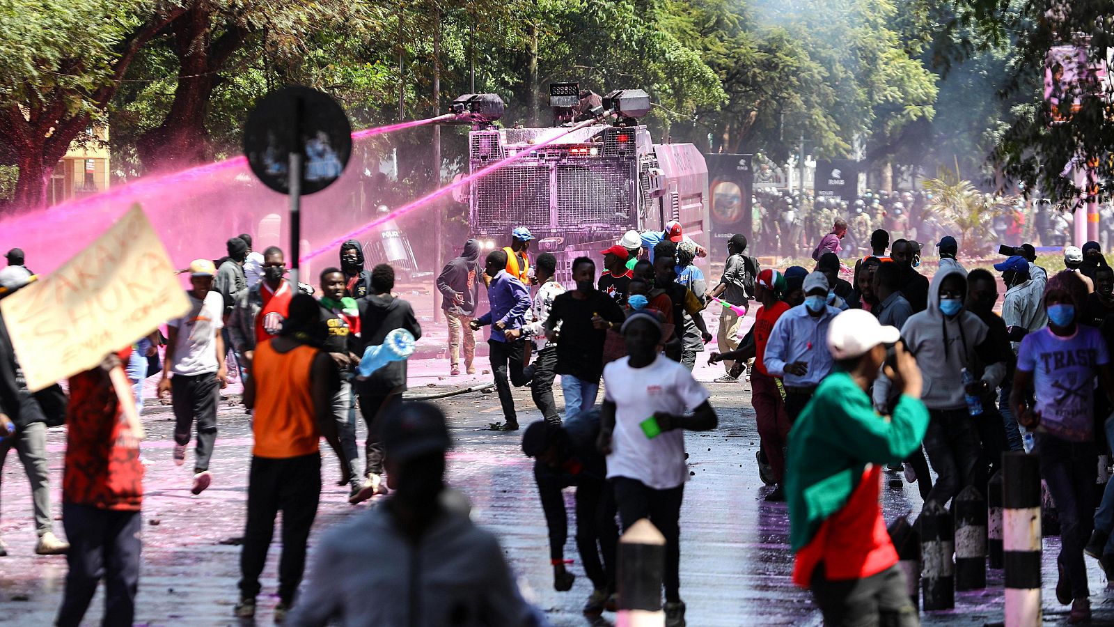 La policía dispersa a los manifestantes con un cañón de agua durante la protesta contra la subida de impuestos en Nairobi