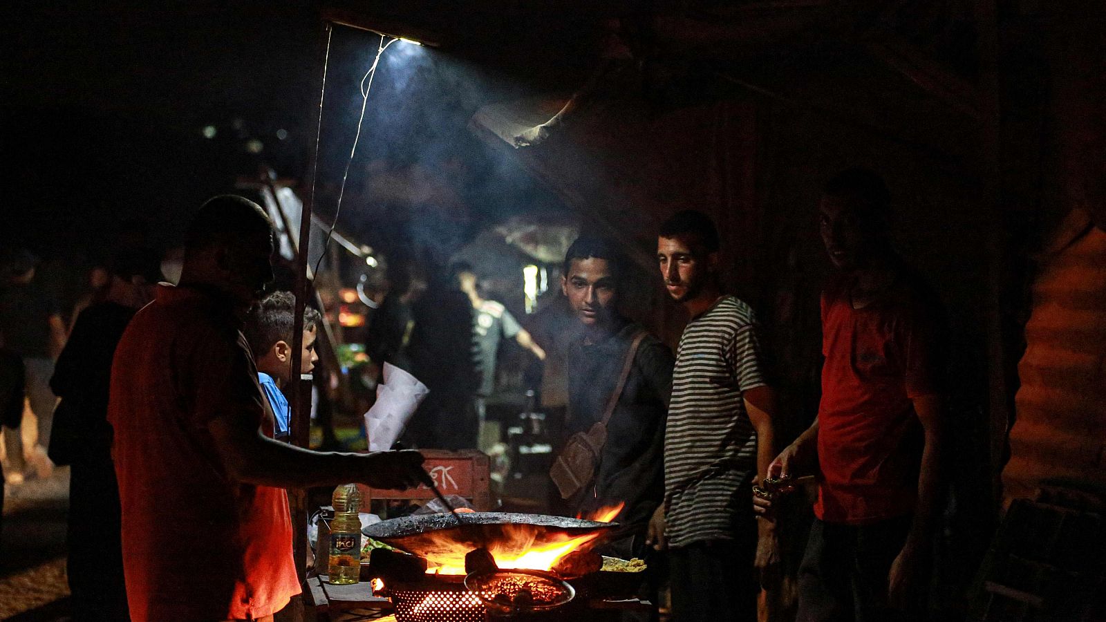 Guerra israel-Hamás, en directo, 26 junio Puestos de comida a lo largo de una calle sin alumbrado en la ciudad de al-Zawaida, en el centro de la Franja de Gaza