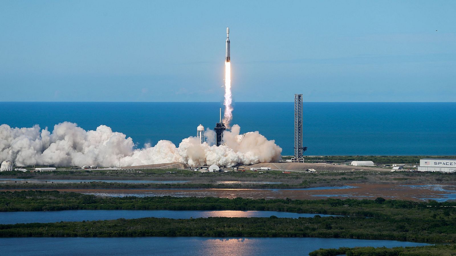 El cohete Falcon Heavy despegando desde la Estación de la Fuerza Espacial de Cabo Cañaveral, en Florida