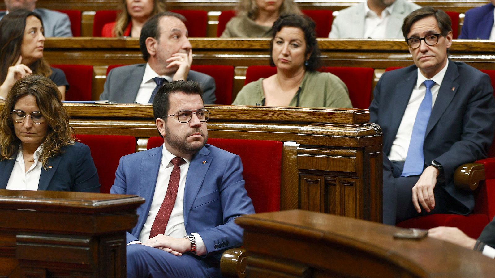 Salvador Illa y Pere Aragonès, en un momento del pleno en el Parlament de Cataluña