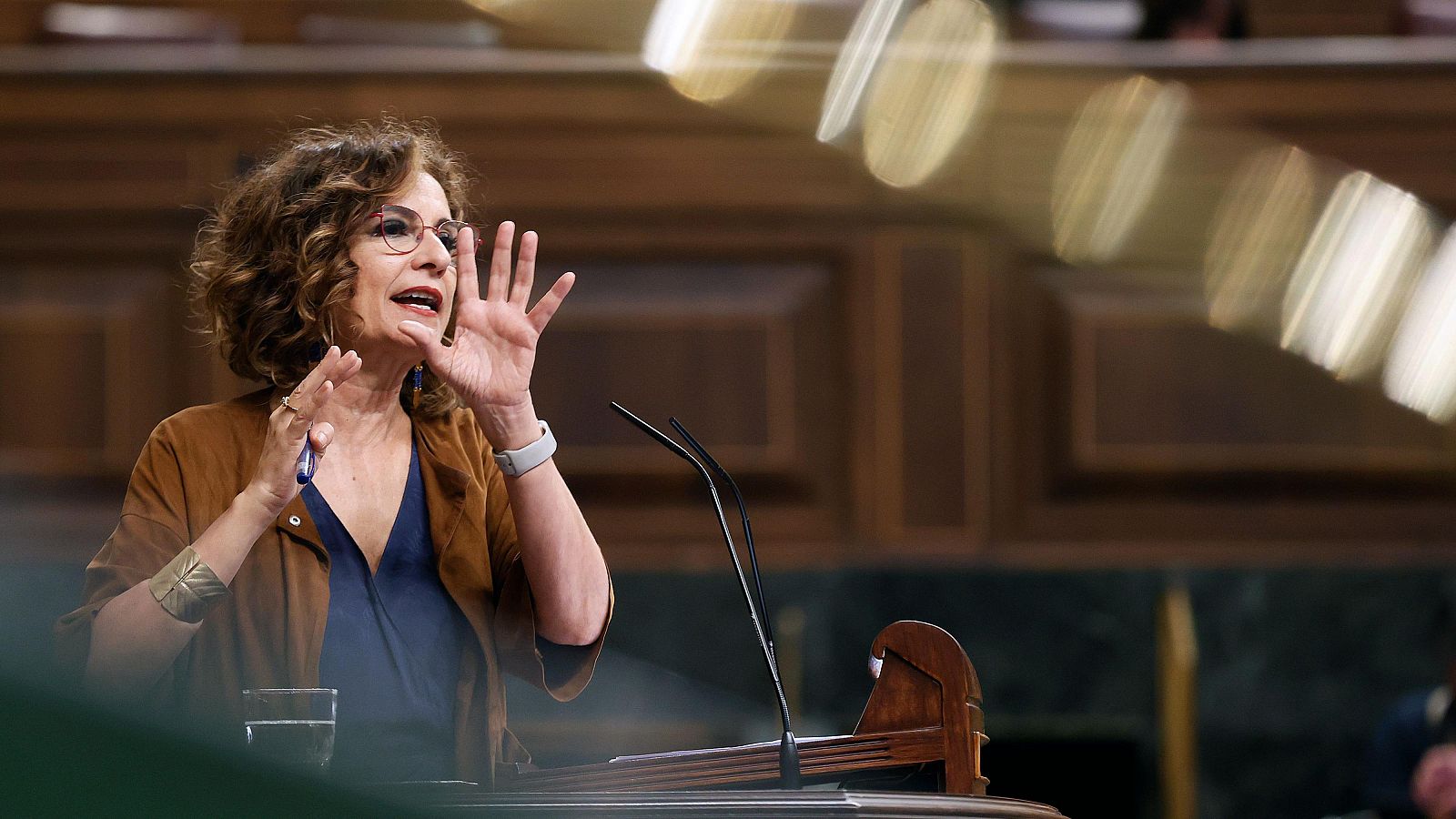 La vicepresidenta primera y ministra de Hacienda, María Jesús Montero interviene en la sesión de control al Gobierno, en el Congreso de los Diputados este miércoles