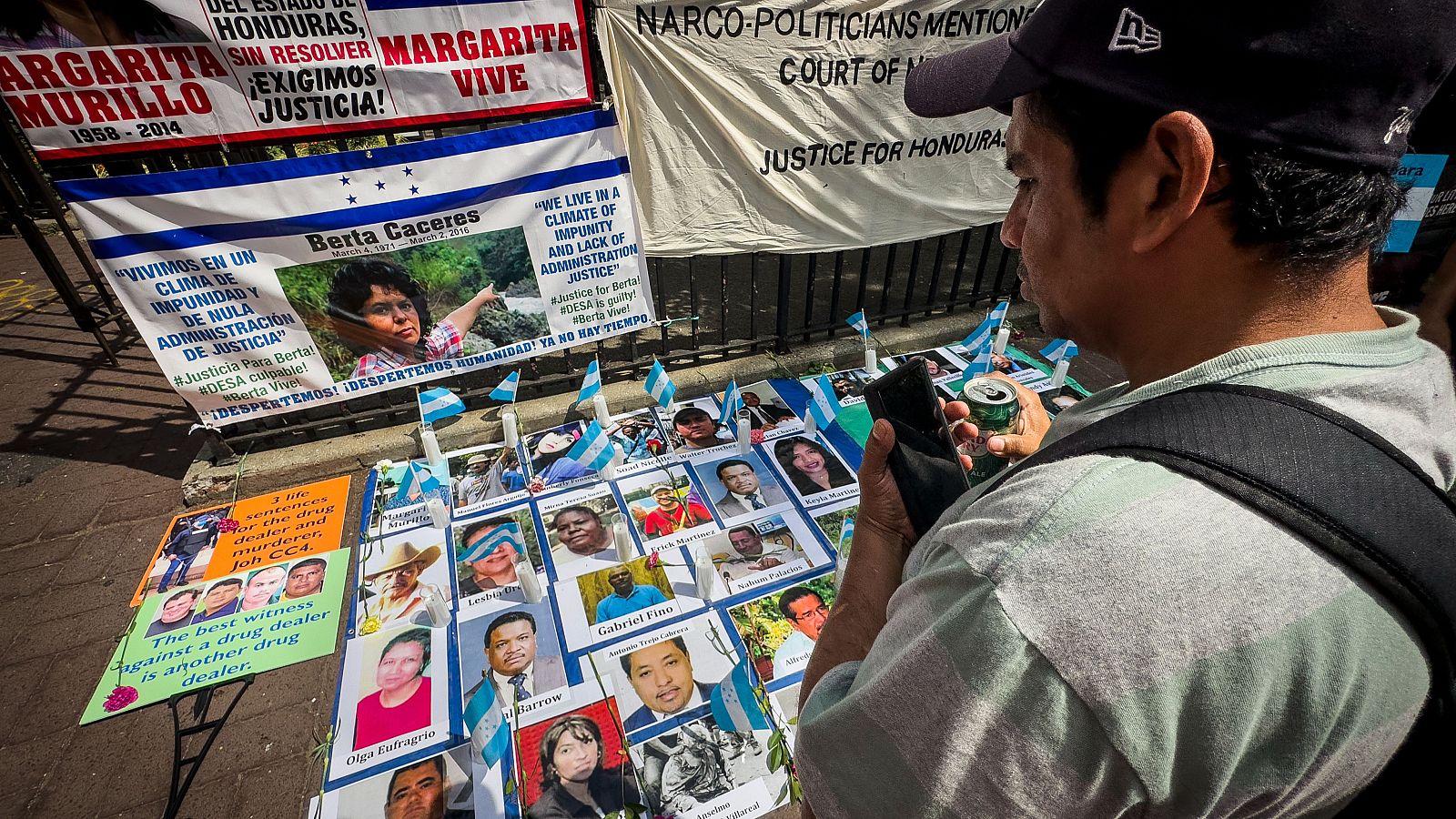 Pancartas de protesta e imágenes de víctimas de narcotraficantes hondureños en el exterior de la Corte Federal de Nueva York