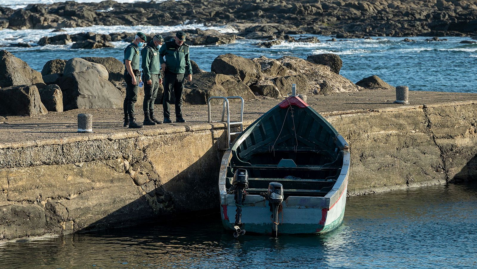 Una patera vacía en el pueblo marinero de La Santa, en el noroeste de Lanzarote