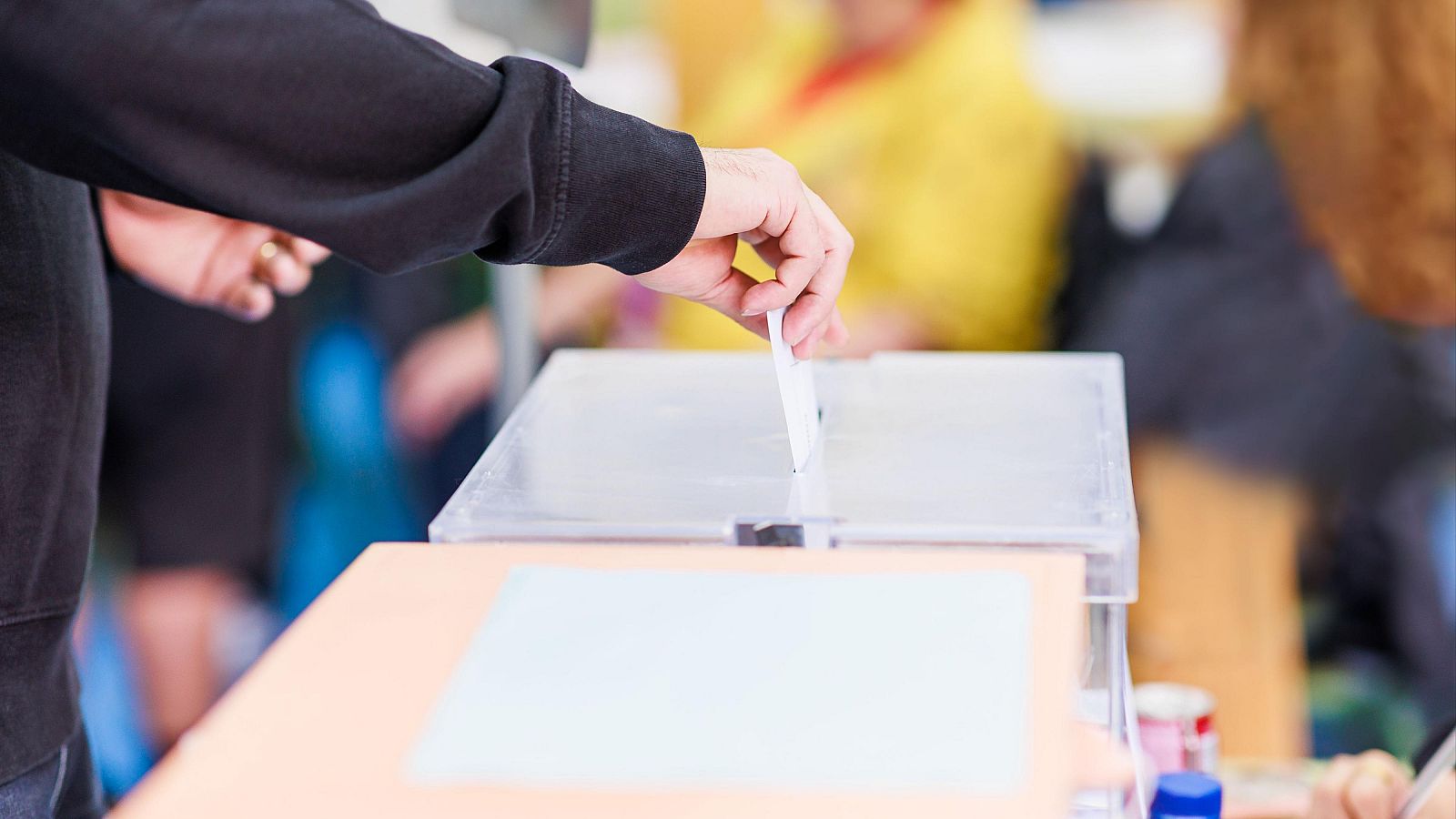 Una persona votando en unas elecciones en España