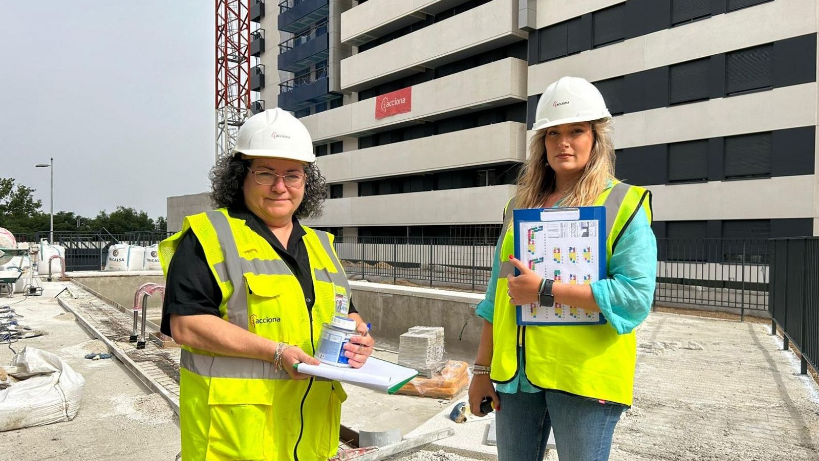 Tamara Labrado y Aurora del Amor, técnicas de Acciona, para el reportaje de Objetivo Igualdad