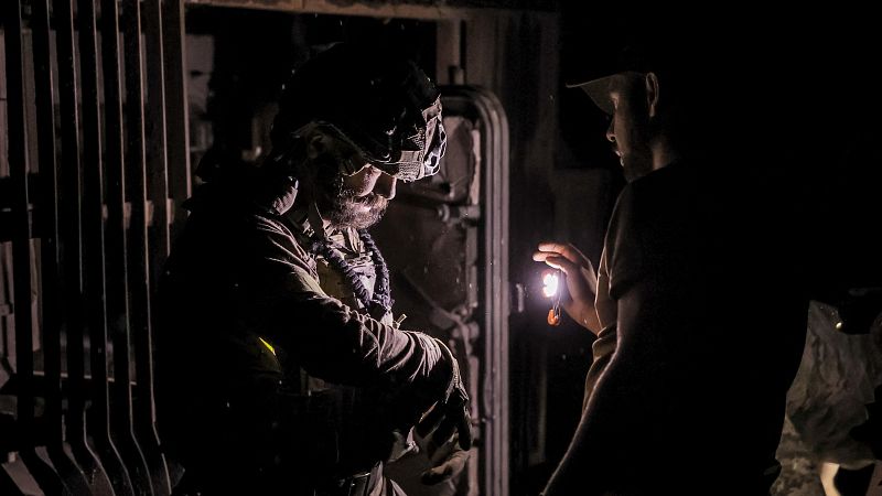 Un militar ucraniano de la 24ª Brigada Mecanizada ayuda a sus camaradas heridos a evacuar del frente a un hospital de campaña