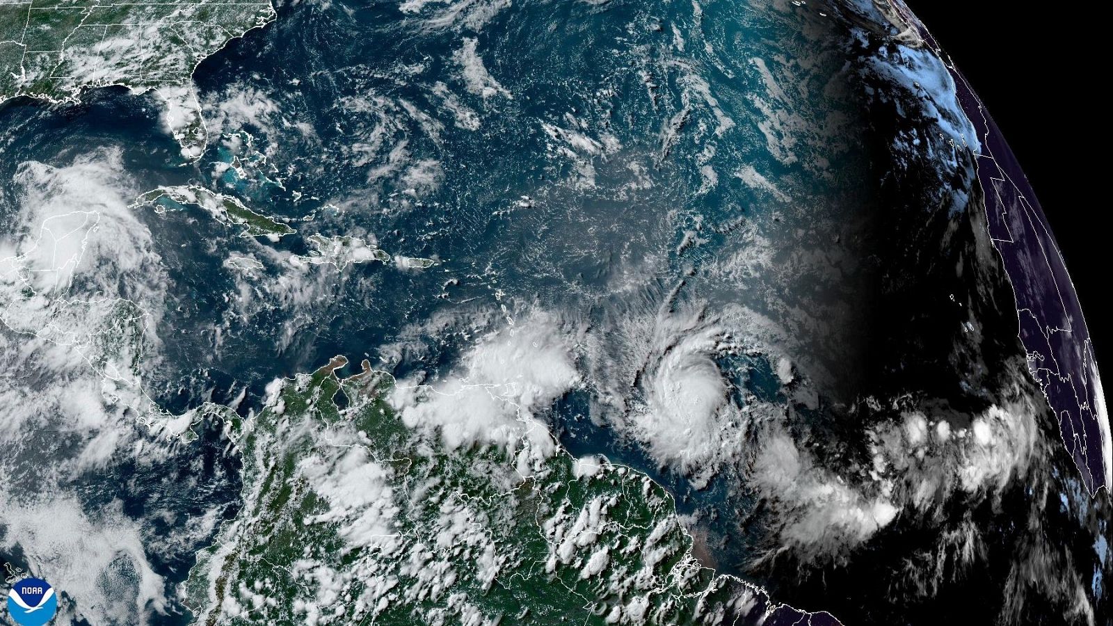 Beryl se convierte en el primer huracán de 2024 en aguas abiertas del Atlántico