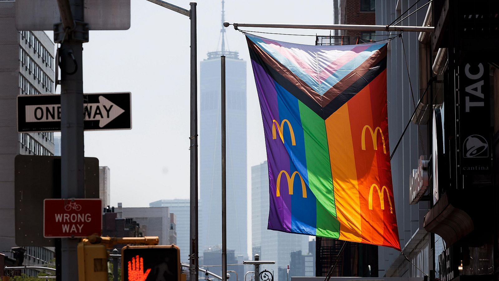 Un establecimiento de McDonald's displiega una bandera del Orgullo en Nueva York, Estados Unidos, en junio de 2023