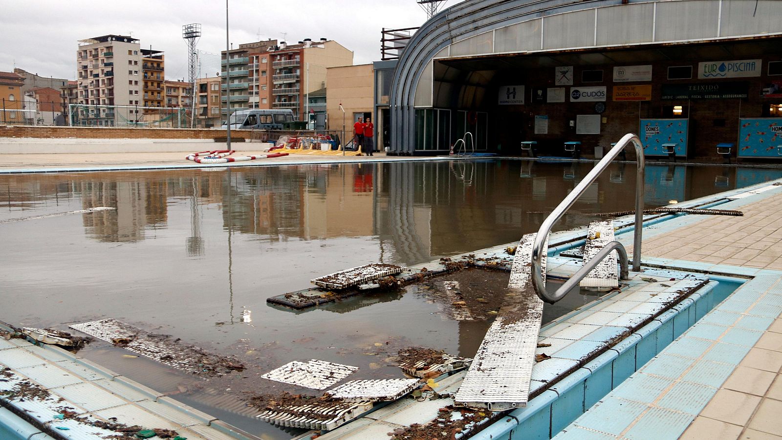La piscina municipal de Balaguer amb destrosses per les fortes pluges
